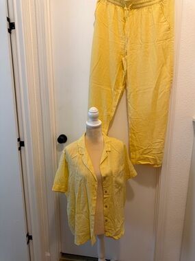 Time and Tru Bright Yellow Two-Piece Capris and Button Shirt Set
